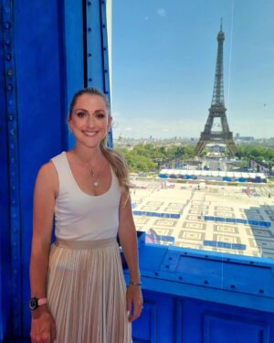 Laura Kenny Instagram - Yesterday’s Day 2 of the track cycling look. Pre going into the absolute sweat box of a velodrome 🥵 Back in the studio today though. Men’s and Women’s TP finals coming up! Go on @teamgb 🇬🇧

👗 Outfit @reiss 
💄 Hair and make up by the absolute gem @thembithems who also happens to be the best photographer 💖💖