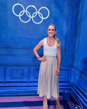 Laura Kenny Instagram - Yesterday’s Day 2 of the track cycling look. Pre going into the absolute sweat box of a velodrome 🥵 Back in the studio today though. Men’s and Women’s TP finals coming up! Go on @teamgb 🇬🇧

👗 Outfit @reiss 
💄 Hair and make up by the absolute gem @thembithems who also happens to be the best photographer 💖💖