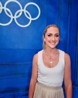 Laura Kenny Instagram - Yesterday’s Day 2 of the track cycling look. Pre going into the absolute sweat box of a velodrome 🥵 Back in the studio today though. Men’s and Women’s TP finals coming up! Go on @teamgb 🇬🇧

👗 Outfit @reiss 
💄 Hair and make up by the absolute gem @thembithems who also happens to be the best photographer 💖💖