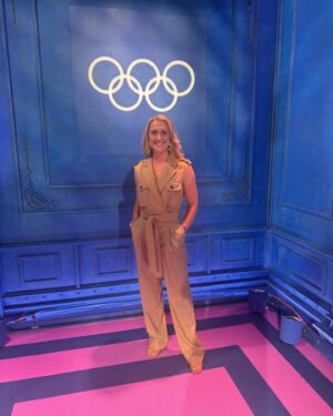 Laura Kenny Instagram - The best first day in the studio! What a start for @teamgb at the velodrome 🥇 Thank you all SO much for all the lovely messages about my punditry. I really appreciate every single one of them. Bring on the rest of the week. Come onnnnn Team GB 🇬🇧

Outfit and Shoes @reiss 
Hair and make up @zkwham