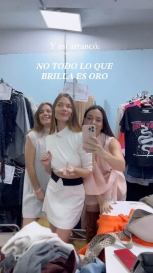 Laura Laprida Instagram - 💕Hace poco entramos en el mundo podcastero y fuimos aprendiendo más de uds y de nosotras. Estamos muy felices con 𝑵𝑶 𝑻𝑶𝑫𝑶 𝑳𝑶 𝑸𝑼𝑬 𝑩𝑹𝑰𝑳𝑳𝑨 𝑬𝑺 𝑶𝑹𝑶. Gracias por acompañarnos en este viaje de sinceridad, risas y catarsis. 

Pueden escucharlo en @spotifyargentina 🎧

¿Qué temas quieren que charlemos para los próximos capítulos? Los leemos👇🏼

Gracias @bullrichfatima por vestirnos para @canaldelaciudad #vamoslaschicas

#podcast #notodoloquebrillaesoro #spotify