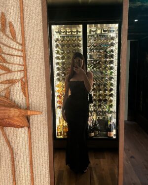 Laura Marra Instagram - J’aime trop ma robe @ohpolly 🖤