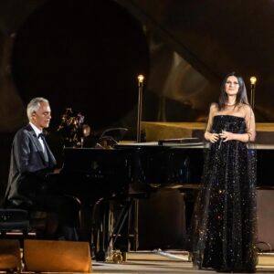 Laura Pausini Instagram - Grazie Amico Mio 
@andreabocelliofficial 
Sempre Al Tuo Fianco 💙

E grazie a @tizianoferro per l’emozione, la voce, l’Amicizia 🩵

Grazie a tutto il mio staff ❤️

Styling @susanna_ausoni 
@monica_serani 
Mua @danielazeqo