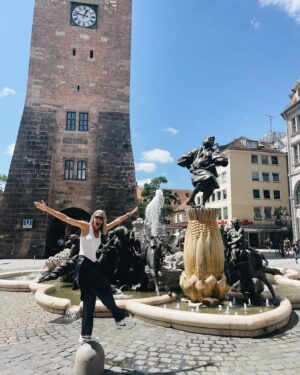 Laura Sánchez Instagram - Mamá nos vamos a ver la selección a Stuttgart? 
Cuando juega? : el viernes
Estamos a martes Naia 
Ya… y?
Nada… vamos a mirar vuelos y si podemos nos damos una vueltecita por Alemania…
Y así surgen los mejores viajes… sin planearlos mucho…con una mochila,  con la mejor compañía, ilusión y ganas de conocer!!!
Tres ciudades en cuatro días… Munich, Stuttgart y Nuremberg… y el corazón lleno de risas…