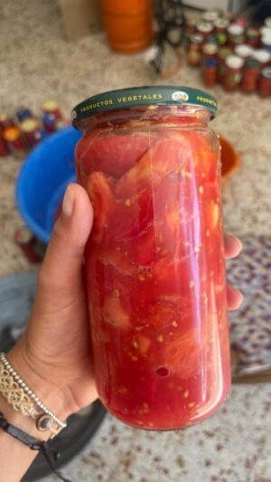 Laura Sánchez Instagram - Tomates para todo el año… que no se pierdan las costumbres serranas!!! Gracias jefa… te quiero!!! 🍅