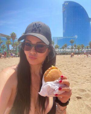 Laura Torrisi Instagram - Chilling with my empanada 🥙🍹