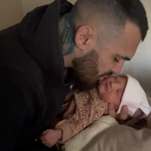 Laureano Staropoli Instagram - Llegaste para iluminar mi vida 😍

Siento una felicidad infinita, te amo hija ❤️