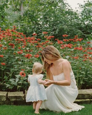 Lauren Luthringshausen Instagram - she’s a suburban mom! a cool suburban mom! 🌸