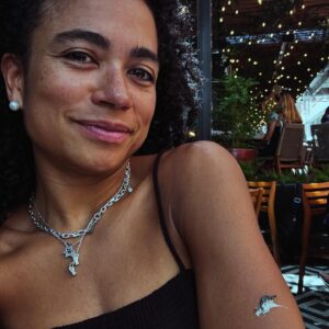 Lauren Ridloff Instagram - Keeping it *very demure, very mindful* while embracing all of nature’s gifts 🐦‍⬛💩