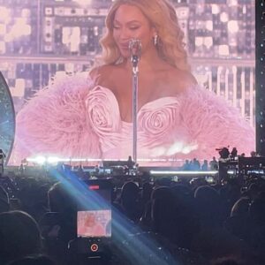 Lauren Spencer Instagram - Baby when I tell y’all @beyonce #renaissancetour was the BEST live show. I found myself legit mesmerized, screaming like a teenager, and singing so hard she needs to make me a background singer. 🤣 Such a beautiful night with my sister! 💖

You know I stay with my @whill_us so get yours at @scootaround use code: LOLO8 to get that discount! 🔗 LINK IN BIO!