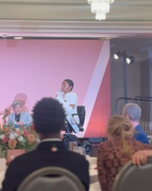 Lauren Spencer Instagram - I love speaking to crowds about disability representation and inclusion within the entertainment industry. Thank you @variety & @rudermanfamilyfoundation for having me at this wonderful brunch. And y’all know @disabilityfashionstylist did her thing with styling this dress AND having me serve these boots on a platter. 😍
