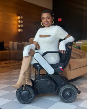 Lauren Spencer Instagram - I love speaking to crowds about disability representation and inclusion within the entertainment industry. Thank you @variety & @rudermanfamilyfoundation for having me at this wonderful brunch. And y’all know @disabilityfashionstylist did her thing with styling this dress AND having me serve these boots on a platter. 😍
