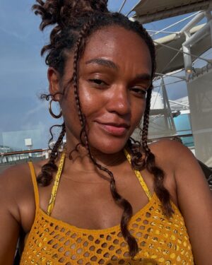 Lauren Spencer Instagram - July said “face card does not decline” 😊 Normally I rarely try and take selfies because my arms aren’t long and I feel like it doesn’t give the full frame effect that I want a selfie to give.🤣 but I don’t know if it was the braids or being on vacation for so long inspired me to attempt selfies. Either way, I love what it delivered. 🤷🏾‍♀️❤️