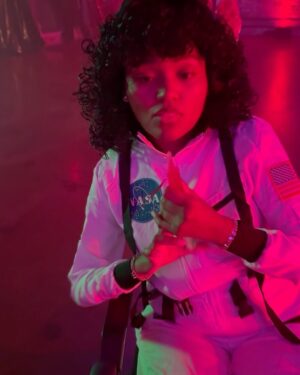 Lauren Spencer Instagram - Can you tell I had way too much fun with my costume last night? 🤣 Being a disabled space captain with an 80’s jheri curl who saves innocent people from being abducted by aliens makes absolutely no sense as a collective and that’s why I loved it! 🤣🤣🤣 And shoutout to my boo @barbieferreira who had the most elevated themed costume party I’ve been to. It was in the details and I loved every moment. Halloween is in full effect this year. ⬇️ DROP A COMMENT with your costume ideas for this year.