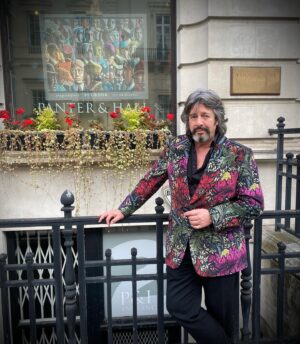 Laurence Llewelyn-Bowen Instagram - What a fabulous morning @panterandhall soaking up the incandescent loveliness of @pjcrook xxxxx