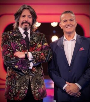 Laurence Llewelyn-Bowen Instagram - @rachel.elizabeth.upholstery @artoftheloomuk …………There’s potentially a pun on that wonderful Chaise and me on Beat the Chasers in the same wonderous velvet with bradderswalsh