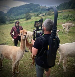 Laurence Llewelyn-Bowen Instagram - A behind the scenes moment from #OutrageousHomes on tonight @channel4 at 10pm. Yes that Alpaca is pooing #AlpacasPooing…..