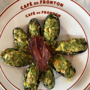 Laurent Mariotte Instagram - AMOURS DE VACANCES MARINS☀️🥘
 
1- Chipirons au chipister et jus d’herbes @anaia_restaurant_snack 
2- Moules bien farcies @cafedufronton 
3- Sardinade!
4- Poisson blanc à la tahitienne @pasaia.guethary 

Et vous quels sont vos coups de foudre de l’été ?! 
#été #cuisine #restaurantdeplage