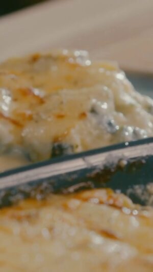 Laurent Mariotte Instagram - PLEINE SAISON DES COURGETTES ☀️
De passage dans le Cantal, j’ai invité Dominique Peytieux , la cheffe du GARAGE,une institution locale à Trizac pour cuisiner une de ses spécialités, le gratin de courgettes… Au Cantal pardi!Un délice, et ça marche aussi avec du Comté!! Bon été les amis! ✨😎
Retrouvez d’autres recettes de gratin sur mon site😉WWW.LAURENTMARIOTTE.COM
#petitsplatsenequilibre @tf1 @tf1factory #courgette #cantal @cantalauvergne