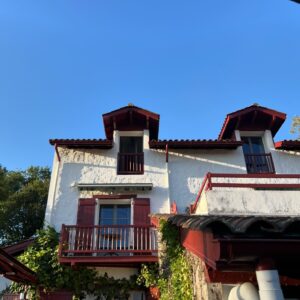 Laurent Mariotte Instagram - La ferme Ostalpia. Envie de partager une de mes adresses préférées dans les terres basques à Ahetze. Elisa Duplaissy a transformé l’essai en reprenant l’établissement paternel. Aux fourneaux la cheffe Asana envoie de belles épaules d’agneau à déguster à la cuillère, coquelets rôtis, polenta crémeuse et autres thons rouge de Saint Jean. Fine connaisseuse des crus locaux, Elisa sait dégoter le bon flacon. Et tout ça avec vue sur la Rhune ou la cheminée quand il pleut! 
@la.ferme.ostalapia @elisaduplaissybetbeder #cuisine #authentique #paysbasque