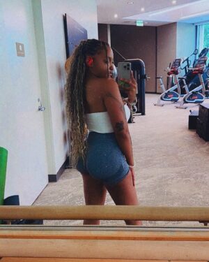 Lauryn McClain Instagram - i normally don’t post pictures like this but actually really wanted to share a little story with you guys.
i used to not be able to gain weight at all, never was confident in my body and the way it looked. i was so self conscious (and still am at times). i was 99lbs for so long and when i was 25, i started to gain weight and for the first time in my life, i weighed over 100lbs. the more weight i could gained, the better i felt.
now, im learning from my sister and just now starting to take exercise and eating right very seriously. and i have to say, it has greatly affected things that i never knew being INTENTIONALLY active would affect. it’s helped with my depression, my energy level, and my overall enjoyment of life and i haven’t even been consistent. but that’s about to change..

we, as women, are innately strong asf. God created us for quick change. our bodies are capable of carrying life and bouncing right back. we are literally BUILT for this. and what a blessing it is…
so, get started on whatever that thing is for you that just won’t leave your spirit.
and once you do: be confident, dont stop, and keep it goin, ladies!💪🏾

Beaucoup d’amour,
-Lulu Alisa🏋🏾‍♀️❤️‍🔥🙏🏾