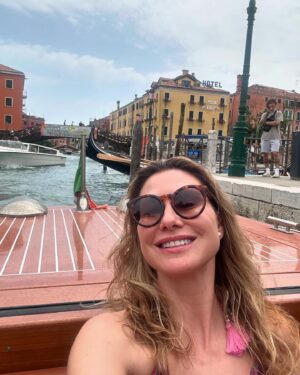 Lavínia Vlasak Instagram - Ahh Veneza! ❤️ 

Famosa pela beleza de sua arquitetura e obras de arte. 
Ou Conhecida como “Cidade do Amor”.

Gente não tem como não se apaixonar! Vocês precisam conhecer 🥰

#CurtaagoraePosteDepois #Veneza #Love #Amor #Trip. #Familia