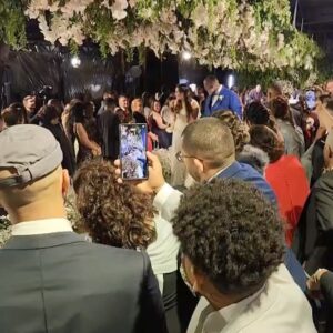 Lázaro Ramos Instagram - Que noite bonita.
Ontem os amigos queridos @pericles e @llidyfaria celebraram sua renovação de votos. Era um clima de muito amor. 

Que bom termos celebrado este casal que só nos traz alegrias.

E de quebra ainda encontrei um monte de gente que adoro.

Tem da minha Cinderela até minha prima. Rsrsrs

Obrigado Lidy e Péricles. Uma vida repleta de amor sempre. ❤️🫶🏾