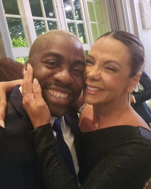Lázaro Ramos Instagram - Que noite bonita.
Ontem os amigos queridos @pericles e @llidyfaria celebraram sua renovação de votos. Era um clima de muito amor. 

Que bom termos celebrado este casal que só nos traz alegrias.

E de quebra ainda encontrei um monte de gente que adoro.

Tem da minha Cinderela até minha prima. Rsrsrs

Obrigado Lidy e Péricles. Uma vida repleta de amor sempre. ❤️🫶🏾