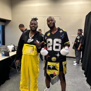 Le'Veon Bell Instagram - man what a night and BIG WIN ‼️🖤💛🐝🚀

thanks to everyone who came out, watched, supported, doubted, etc. I love you all! and thank you @misfitsboxing & @daznboxing for the platform to showcase my boxing abilities 🙏🏾 now on to the next one