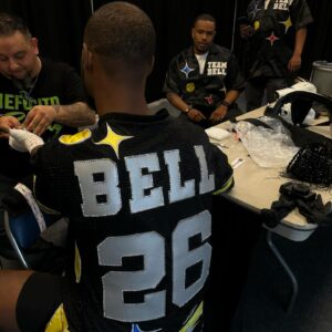 Le'Veon Bell Instagram - man what a night and BIG WIN ‼️🖤💛🐝🚀

thanks to everyone who came out, watched, supported, doubted, etc. I love you all! and thank you @misfitsboxing & @daznboxing for the platform to showcase my boxing abilities 🙏🏾 now on to the next one