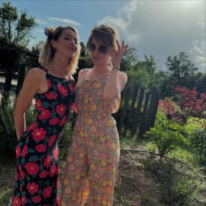 Léa François Instagram - 🌸 Flower Power avec ma petite bombe d’amour @elodievarletofficiel 🌸

#happyelo #macopsdamour