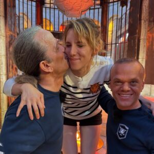 Léa François Instagram - Tonight is the night! 🕷️😅🦂🙃🪳 
… et pour la 3ème fois… quelle aventure de diiiingue!! 

Et on va tout donné pour L’asso d’ @eliesemounofficiel @centre.conservation.chimpanzes 💪

#fortboyard #france2