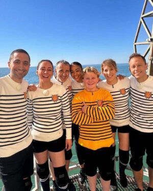 Léa François Instagram - Tonight is the night! 🕷️😅🦂🙃🪳 
… et pour la 3ème fois… quelle aventure de diiiingue!! 

Et on va tout donné pour L’asso d’ @eliesemounofficiel @centre.conservation.chimpanzes 💪

#fortboyard #france2