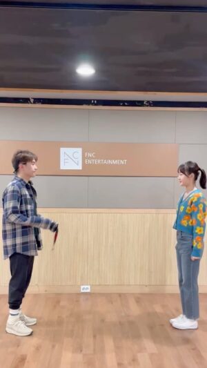 Lee Chae-Yun Instagram - 한별쌤과 넌나어때 챌린지 ㅎㅎ
노래 넘나 좋아요 🫶
한별쌤 최고!!!
#넌나어때challenge #넌나어때 #ONESTAR #임한별 #이채윤 #Leechaeyun @onestarl