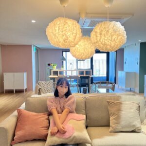 Lee Chae-Yun Instagram - 에피소드 수유에 오픈한 IKEA ‘새삶스럽게 팝업’에 다녀왔어요!!
IKEA의 흥미로운 발견을 전시 형태로 만나볼 수 있어서 너무 좋았어요❤️
다녀와서 삶에 긍정적으로 영향을 미치는 요소들을 다시금 생각하게 되었고, 이에 영감을 받아 좋아하는 새로운 것들을 집에서 도전해 봐야겠어요 ㅎㅎ
팝업은 5월 8일까지 만나볼 수 있어요~
#광고 #새삶스럽게팝업 #새삶스럽게 #IKEA