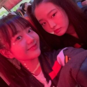 Lee Chae-Yun Instagram - ⛹🏻‍♀️체육대회 가는길에 찍은 사진이 잘나와서,,ㅎㅎ #챙혀니케미