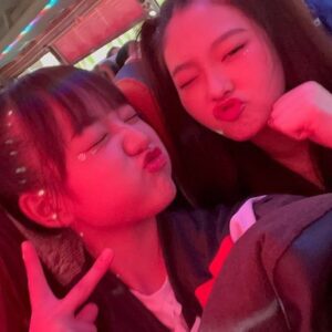 Lee Chae-Yun Instagram - ⛹🏻‍♀️체육대회 가는길에 찍은 사진이 잘나와서,,ㅎㅎ #챙혀니케미