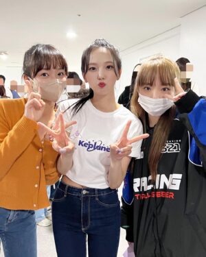 Lee Chae-Yun Instagram - 케플러 신곡 나온 기념으로
다른 언니들하구 찍은 사진도 공개!!ㅎㅎ
울 채현언니 유진언니 영은언니 다연언니 샤오팅언니 히카루언니 다 사랑해💜
시간이 없어서 인사만하고 사진을 못 찍어서 너무 아쉬워요 ㅠㅠ😭 다음에는 꼭 같이 찍어요~!
신곡도 대박나라!!! 짱플러 아자아자 화이팅!!!