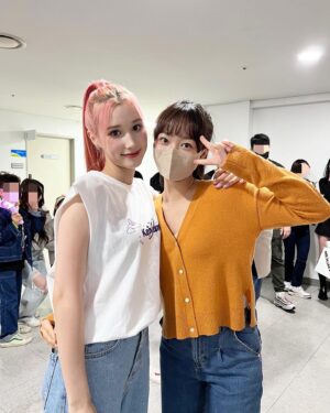 Lee Chae-Yun Instagram - 내 사랑💜강예써가 초대해준 케플러 팬미팅 다녀왔어요!! ㅎㅎ
💜울 히에온냐랑 예서 둘다 너무 예뻤다구!!!
리라즈 사랑해😗 앞으로 나올 케플러 신곡도 대박나랏!!!