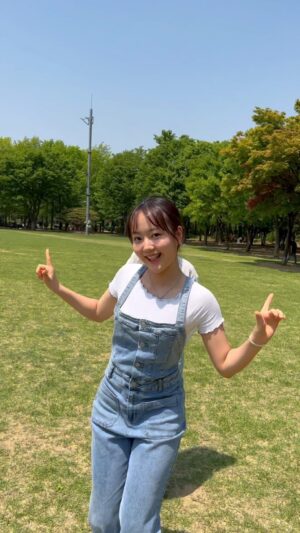 Lee Chae-Yun Instagram - 중독성 쩌는 제시님 ZOOM 챌린지!
#서울숲 #소풍 #리라아트고 #이채윤
#제시 #ZOOM #제시ZOOM #줌
#zommchallenge #zoominzoomoutchallenge