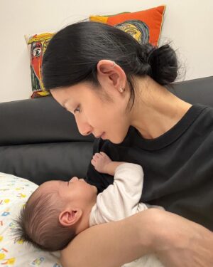 Lee Chien-Na Instagram - 快一年了
終於踏進健身房
整個孕期不適一直臥床
接著剖腹生產
然後肌腱炎 也就是媽媽手
這四個月幾乎是奶瓶兒子不離身
而不是手機

正式跟母奶告別
很難過的哭了
不是因為辛苦
是不能再給予寶寶更多
這時候大家會不斷的跟你說
不要有壓力 不要自責 
當下真的會陷在憂鬱裡
還好每天看到寶寶都有不同的變化和成長
實在太可愛 
多辛苦 都覺得值得了

所以要讓自己開開心心
好好運動 
讓自己維持最美麗的樣子
也帶給身邊的人滿滿的正能量

#父親節偷偷發一下媽媽文😂