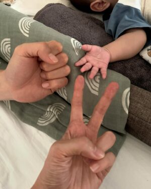 Lee Chien-Na Instagram - 快一年了
終於踏進健身房
整個孕期不適一直臥床
接著剖腹生產
然後肌腱炎 也就是媽媽手
這四個月幾乎是奶瓶兒子不離身
而不是手機

正式跟母奶告別
很難過的哭了
不是因為辛苦
是不能再給予寶寶更多
這時候大家會不斷的跟你說
不要有壓力 不要自責 
當下真的會陷在憂鬱裡
還好每天看到寶寶都有不同的變化和成長
實在太可愛 
多辛苦 都覺得值得了

所以要讓自己開開心心
好好運動 
讓自己維持最美麗的樣子
也帶給身邊的人滿滿的正能量

#父親節偷偷發一下媽媽文😂