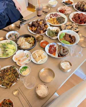 Lee Gook-ju Instagram - 감사합니다🫣
어제 6시 저녁 초대인데..아직도 배부름 ㅋㅋ
부산에사온 해산물 여수에서 온 게장 직접한 갈비찜 등등
나는 배달음식으로 초대했는데...😭 다시 초대할게
요리 다시 시작해야겠네 (요리 울렁증 생겼었는뒙)ㅋㅋㅋ