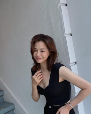 Lee Ha-nee Instagram - 간만에 날 좋은 날🩵🌈
.
스타일리쉬한 moving diamons from french jewelry brand @messika 💎

.
#messika #메시카 #DiamondsInMotion