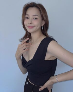 Lee Ha-nee Instagram - 간만에 날 좋은 날🩵🌈
.
스타일리쉬한 moving diamons from french jewelry brand @messika 💎

.
#messika #메시카 #DiamondsInMotion