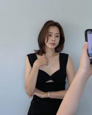 Lee Ha-nee Instagram - 간만에 날 좋은 날🩵🌈
.
스타일리쉬한 moving diamons from french jewelry brand @messika 💎

.
#messika #메시카 #DiamondsInMotion