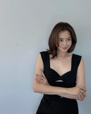 Lee Ha-nee Instagram - 간만에 날 좋은 날🩵🌈
.
스타일리쉬한 moving diamons from french jewelry brand @messika 💎

.
#messika #메시카 #DiamondsInMotion