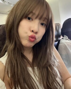 Lee Hae-in Instagram - 비가 주룩주룩 오긴 했지만
뉴 캐리어와 재밌었다 하와이😗

@starksein_official 
@gogotravel_official
