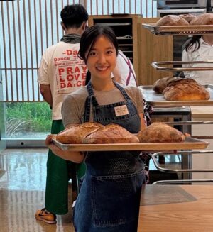 Lee Hye-seong Instagram - 강원도 영월에서 열린, 장장 9시간의
사워도우빵 워크샵에 다녀왔습니다. 

오직 우리밀과 메밀, 곰취나물 등의 강원도 식재료로 빵을 굽는 최효주 베이커님 @bread_memil 의 순수한 열정과 철학에 반하고 돌아왔네요.

빵을 만드는 균, 그리고 빵으로 연결되는 밀 농부와의 커뮤니티 등에 대해 이야기를 나눌 수 있는 소중한 시간을 만들어주셔서 고맙습니다.