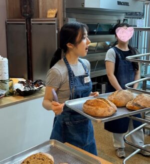 Lee Hye-seong Instagram - 강원도 영월에서 열린, 장장 9시간의
사워도우빵 워크샵에 다녀왔습니다. 

오직 우리밀과 메밀, 곰취나물 등의 강원도 식재료로 빵을 굽는 최효주 베이커님 @bread_memil 의 순수한 열정과 철학에 반하고 돌아왔네요.

빵을 만드는 균, 그리고 빵으로 연결되는 밀 농부와의 커뮤니티 등에 대해 이야기를 나눌 수 있는 소중한 시간을 만들어주셔서 고맙습니다.